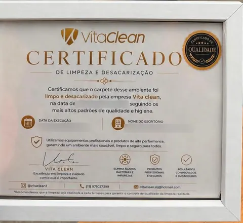 Certificado de limpeza e desacarização da Vita Clean entregue a um escritório, com os dados do cliente ocultos