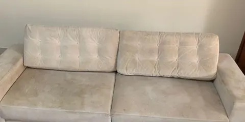 Antes: Sofá bege de 2 lugares