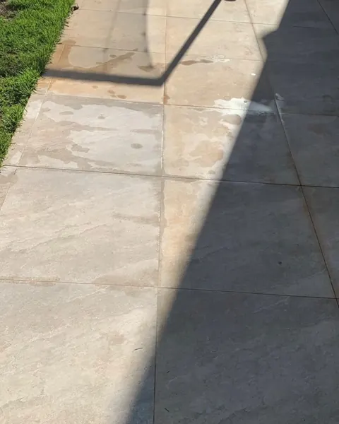 Porcelanato externo durante a remoção das manchas de ferrugem