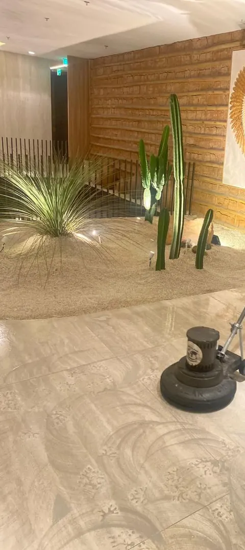 Porcelanato brilhando no hall de um prédio, com a enceradeira da Vita Clean