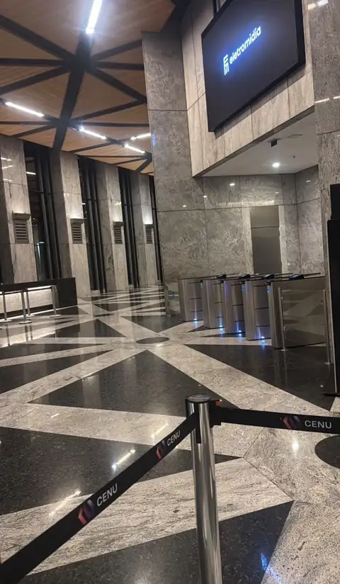 Hall de prédio comercial em São Paulo com o piso de granito limpo