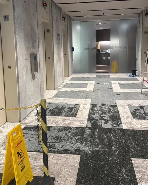 Hall de elevadores sinalizado durante a limpeza do piso