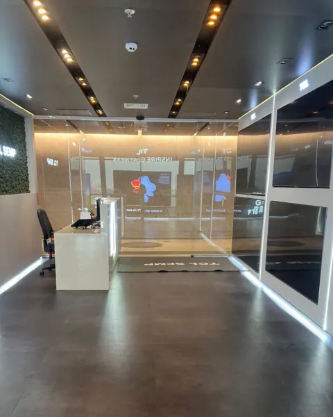 Showroom com portas de vidro num prédio comercial de São Paulo depois da limpeza pós-obra